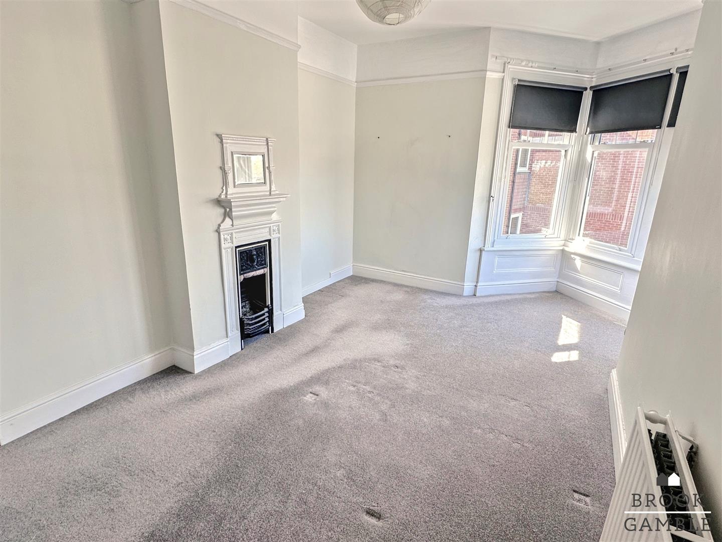 2 Bedroom Flat. Silverdale Road in Eastbourne,  4